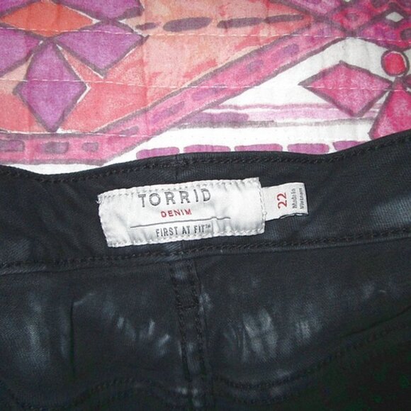 TORRID Tie-Dye DENIM Size 22 Midi SHORTS High Rise STRETCH Black FRINGE Jean - Picture 6 of 11